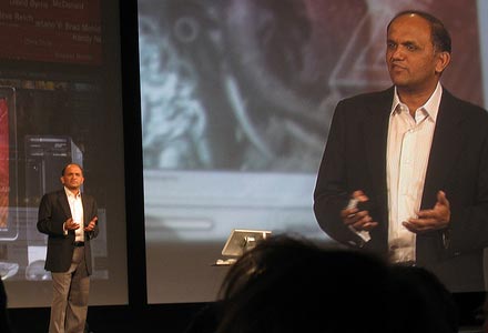 Исполнительный директор Adobe Systems Шантану Нарайен (Shantanu Narayen) на открытии конференции MAX 2008 в Сан-Франциско (США).