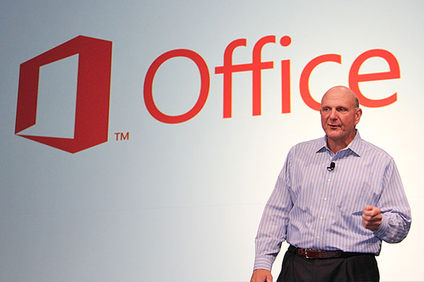 Глава Microsoft Стив Балмер представляет Office 2013. (Фото HardwareZone.)