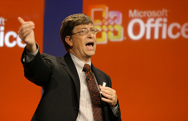 Билл Гейтс представляет Microsoft Office 2003. (Октябрь 2003 года; фото Najlah Feanny / Corbis.)