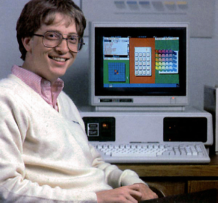 Основатель Microsoft Билл Гейтс и настольный компьютер <noindex><a target=_blank href=/>Tandy 2000</a></noindex> под управлением первой версии Windows.