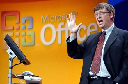 Основатель Microsoft Билл Гейтс на презентации пакета Office 2003 (Нью-Йорк, 21 октября 2003 года).