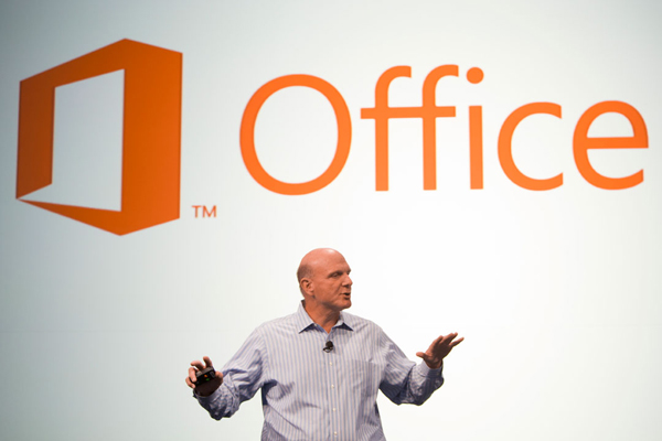 Глава Microsoft Стив Балмер представляет новый Office. (Здесь и ниже фото корпорации.)