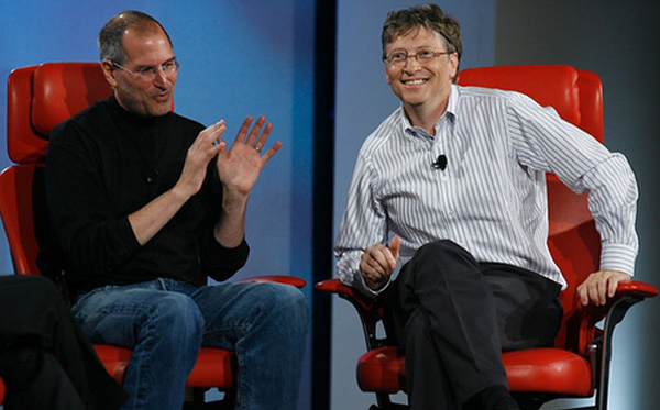 Глава Apple Стив Джобс (слева) и основатель Microsoft Билл Гейтс на конференции All Things Digital (май 2007 года; фото <noindex><a target=_blank href=/>Casshern</a></noindex>).
